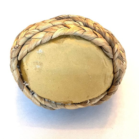 Vintage grass woven chicken - Picture 3 of 3